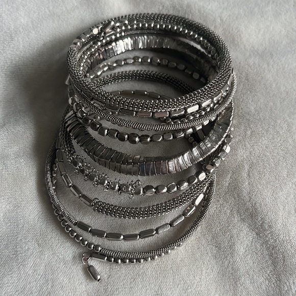 Stack bracelet - one piece; lightweight - Picture 4 of 4